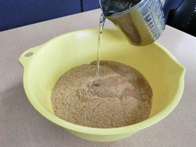 ②　塩湯を冷まし、いりぬかに入れる。味噌くらいの固さになるよう良く練る。