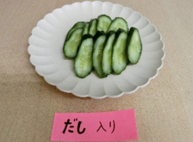 きゅうりが出ないようにしっかり埋めます
