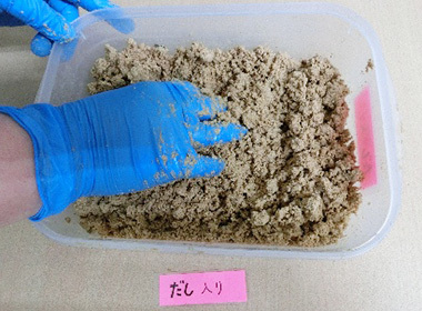 見た目より混ぜる感触はしっとりしてきています