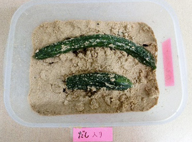 ぬかを混ぜる前。 ふたを開けたときにぬかの香りがした。 だし入りと同じく 長いきゅうりは17日目に漬けたもの（2日目） 短いきゅうりは16日目に漬けたもの（3日目）