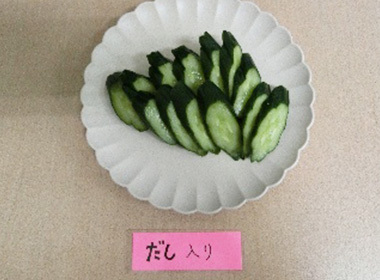 17日目に漬けたきゅうり（2日目）だしの中の昆布などの味が感じられた
