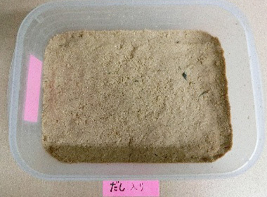 混ぜる前。 蓋を開けた時、ほのかにだしの香りがしてきました。