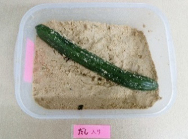 混ぜる前。 蓋を開けた時、こちらもだしの香りが昨日よりも感じられます。