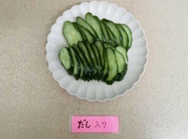 こちらも昨日に比べ、更にだしの効いた美味しいぬか漬けになっています。社内でもどちらが好きか意見が分かれるところですが、どちらもおいしいです。
