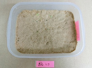 混ぜた後。 こちらも塩もみしない皮つきのカブと皮をむいたカブを漬けて行きます
