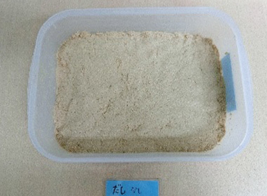 混ぜた後。 こちらも塩もみしない皮つきのカブと皮をむいたカブを漬けて行きます