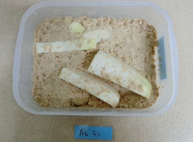 混ぜる前。 蓋を開けるとしっかりとぬか床の香りが強くなってきました。