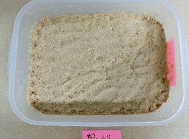 混ぜた後。 こちらにもミョウガを漬けていきます。大根の漬け方も足りなかったかもしれないので皮つきの大根ももう一日漬けてみます。
