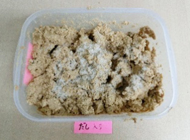 こちらは塩だけ足すことにしました。 塩をぬか床に良くなじませます。