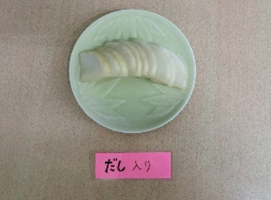2日漬けた皮つき大根 昨日よりもおいしく仕上がっていました。昨日は漬け方が足りなかったのかも！？