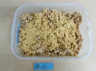 今日は風味付けと防腐効果を期待してぬかみそからしを　おおさじ2杯足します。