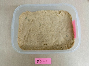 しっかり混ぜて空気を抜きます。 こちらもニンジンを漬けます。