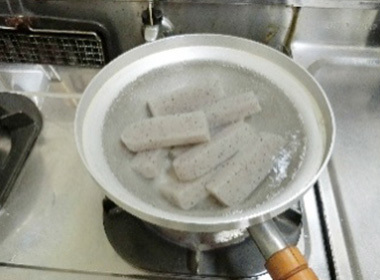 5分経ったら、それぞれを更に4等分して下茹で（2分くらい）をします。そのあとこんにゃくを冷まします。 これで下準備はOKです。