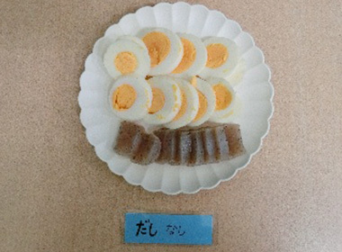 ゆで卵は、遠くにぬかがいるような…。もう少しつけても良かったかもしれません。漬けた後の状態は白身が固くなっていました。  こんにゃくは、まだ漬け時間が足りない感じでしたので明日に期待です。