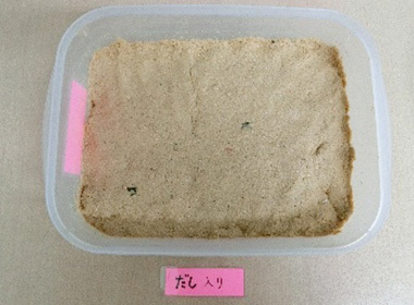 混ぜた後。 こちらも同様に2日目のこんにゃくと山芋を漬けていきます。