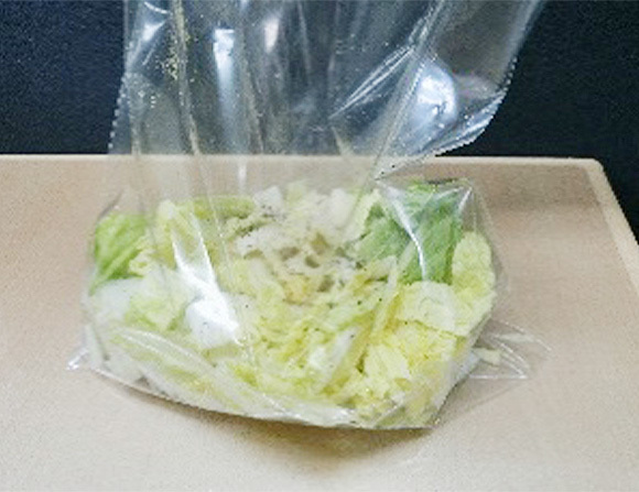①　白菜を水洗いし食べやすい大きさにきります。