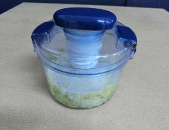 ①　切った白菜をボールに入れ本品をまぶして軽く揉み、重しを乗せて冷蔵庫へいれます。半日～1日で水が上がれば漬け上がりです。