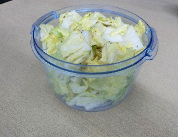 ①　切った白菜をボールに入れ本品をまぶして軽く揉み、重しを乗せて冷蔵庫へいれます。半日～1日で水が上がれば漬け上がりです。