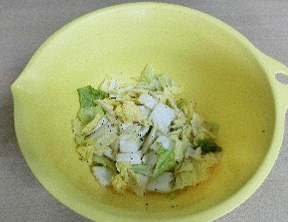 ①　切った白菜をボールに入れ本品をまぶして軽く揉み、重しを乗せて冷蔵庫へいれます。半日～1日で水が上がれば漬け上がりです。