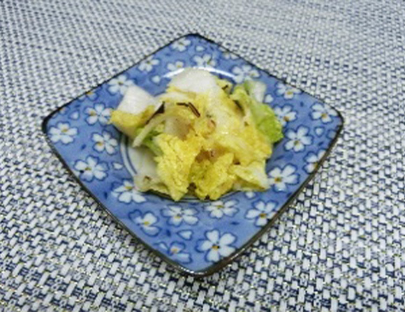 ①　切った白菜をボールに入れ本品をまぶして軽く揉み、重しを乗せて冷蔵庫へいれます。半日～1日で水が上がれば漬け上がりです。