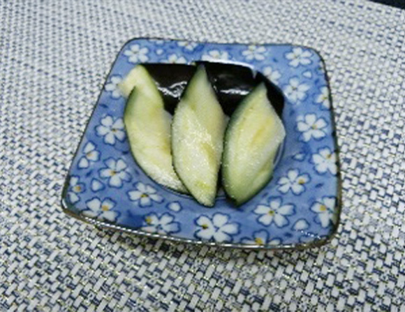 ②　塩湯を冷まし、いりぬかに入れる。味噌くらいの固さになるよう良く練る。