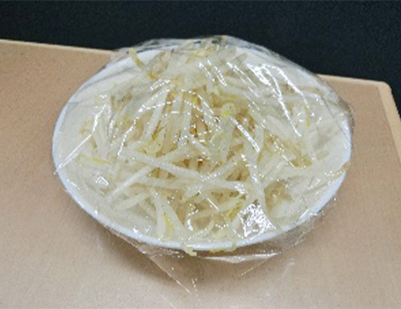 ①　もやしを水洗いし、耐熱容器に入れラップをして電子レンジで2分30秒加熱（500Ｗ）②　ザルにあけ、流水で冷やして水気をよく切ります。