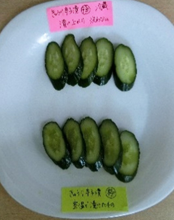 上〈冷蔵庫で漬けた・洗わない〉 下〈室温で漬けた・洗わない〉