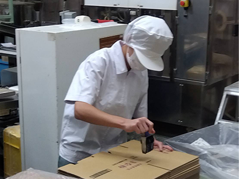 1日目：きな粉工場での箱詰め体験