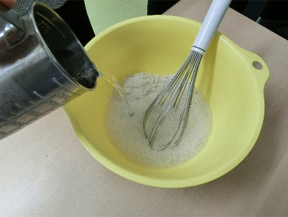 ②　炭酸水を入れ混ぜる