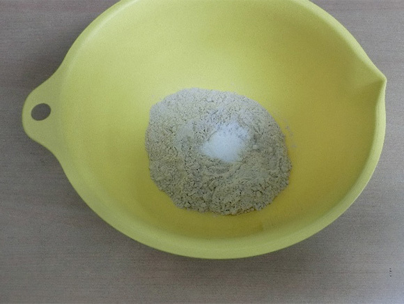 ①　そば粉と砂糖を量る