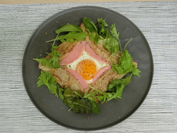 ⑥　サラダリーフを飾り、塩・こしょうをする