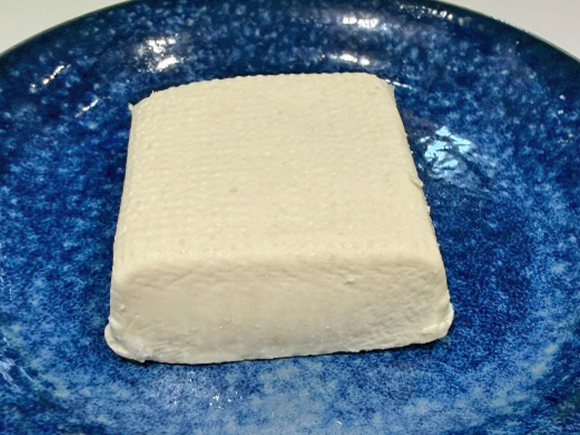 しっかり水抜きした木綿豆腐に塩を漬けてガーゼで包んで漬けました。