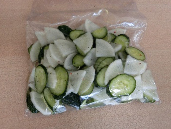 ② ポリ袋の中で本品と混ぜ合わせ、空気を抜き密封する