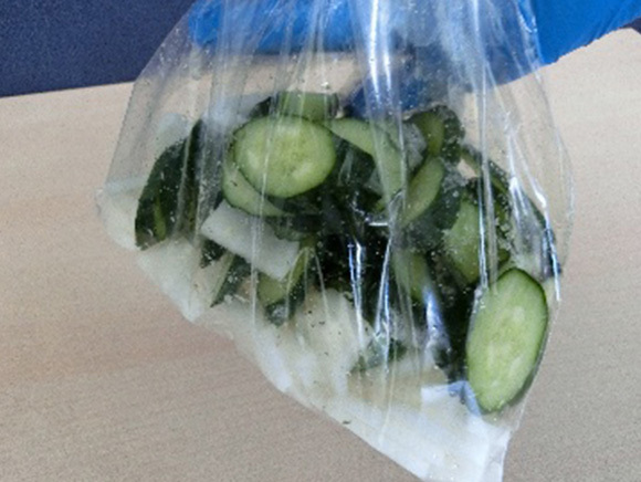 ① 野菜を水洗いし食べやすい大きさに切る