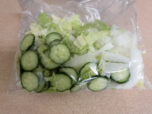 ① 季節の野菜を水洗いし食べやすい大きさに切る