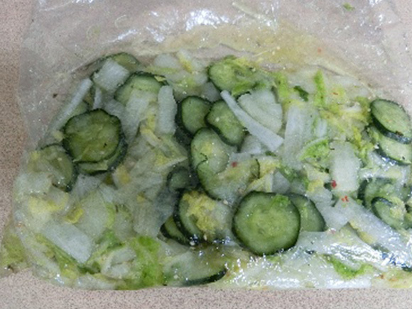 ② 適当な大きさのポリ袋に入れ、本品を混ぜて袋の上からもむ