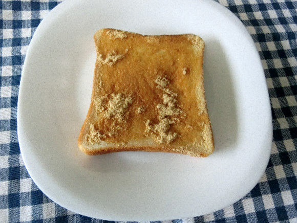 ① トーストした食パンにバターを塗り、きな粉と砂糖を混ぜ合わせたものをふりかける。